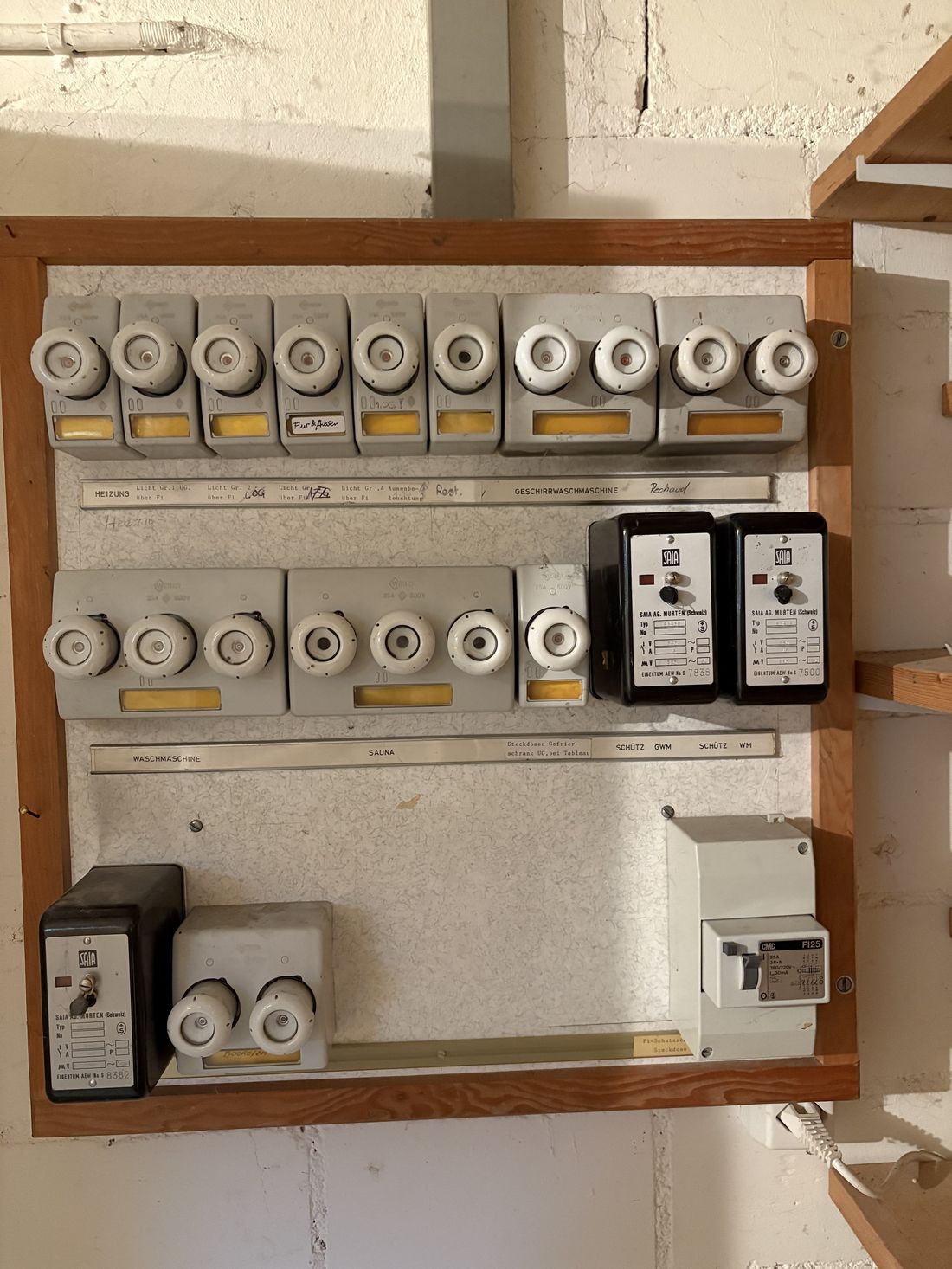Ältere Elektroverteilung in einem Bestandsbau, wie sie bei der Kontrolle vorkommt
