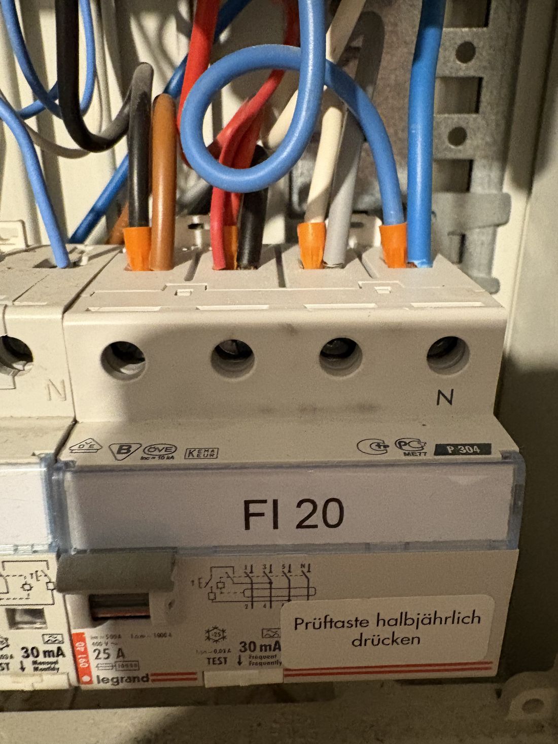 FI-Schutzschalter (RCD) in einer Elektroverteilung während der Prüfung