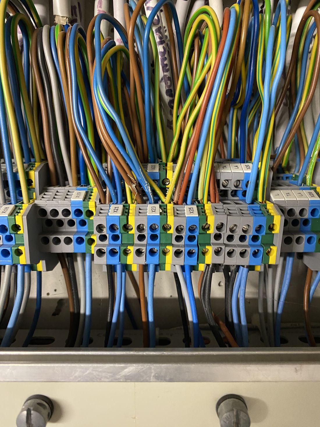 Farbig beschriftete Reihenklemmen einer Elektroinstallation